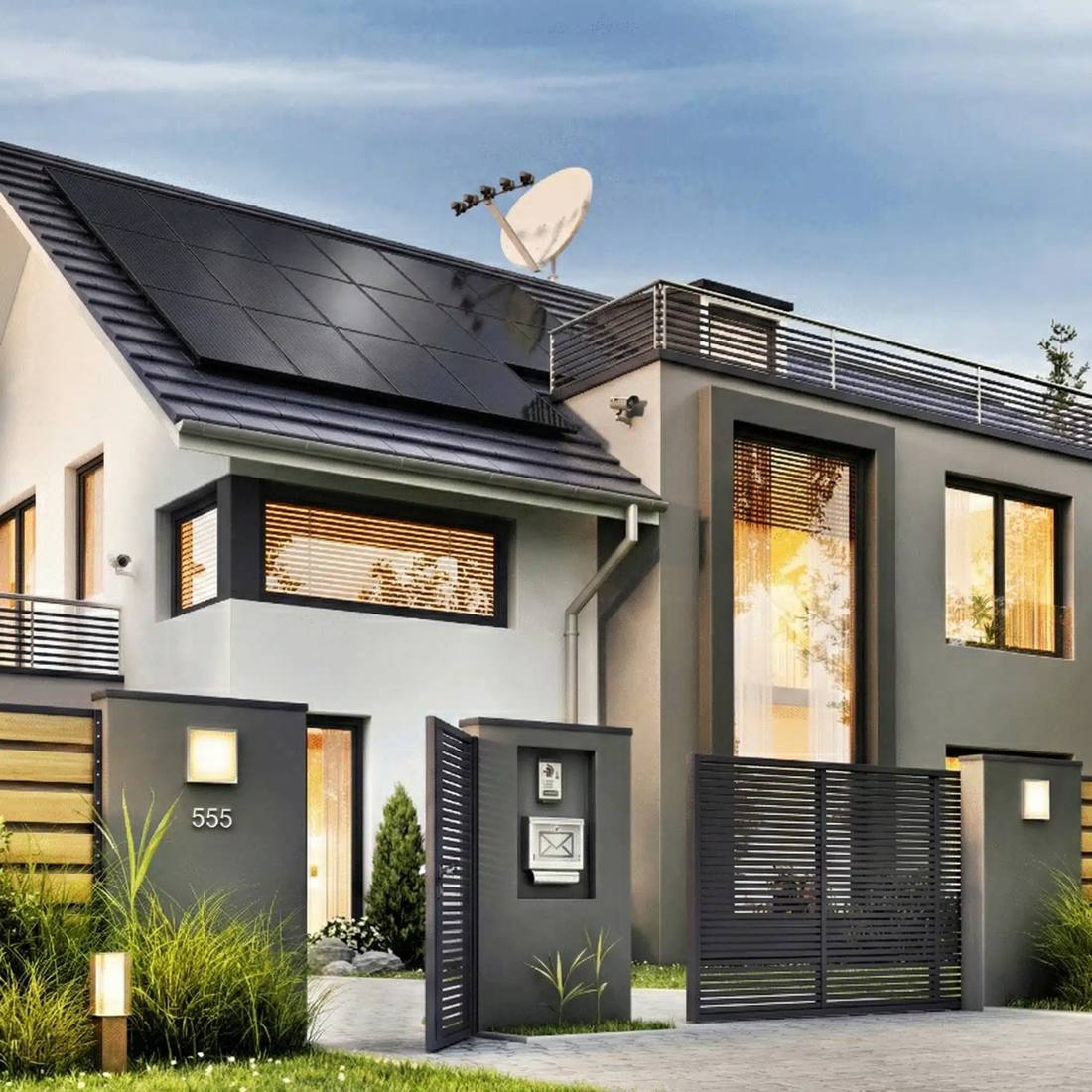 Modernes Haus mit Solarmodulen auf dem Dach